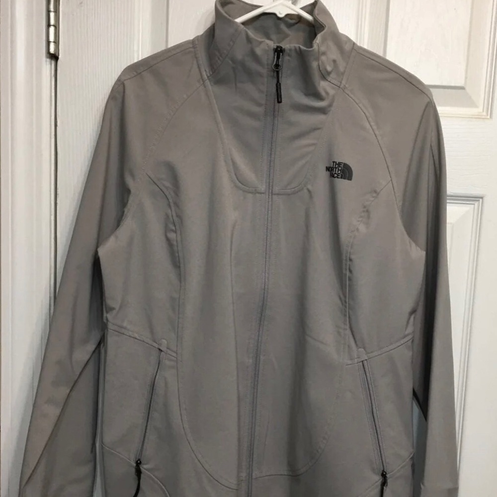 ***NWT *** Woman’s XL active fit North Face jacket